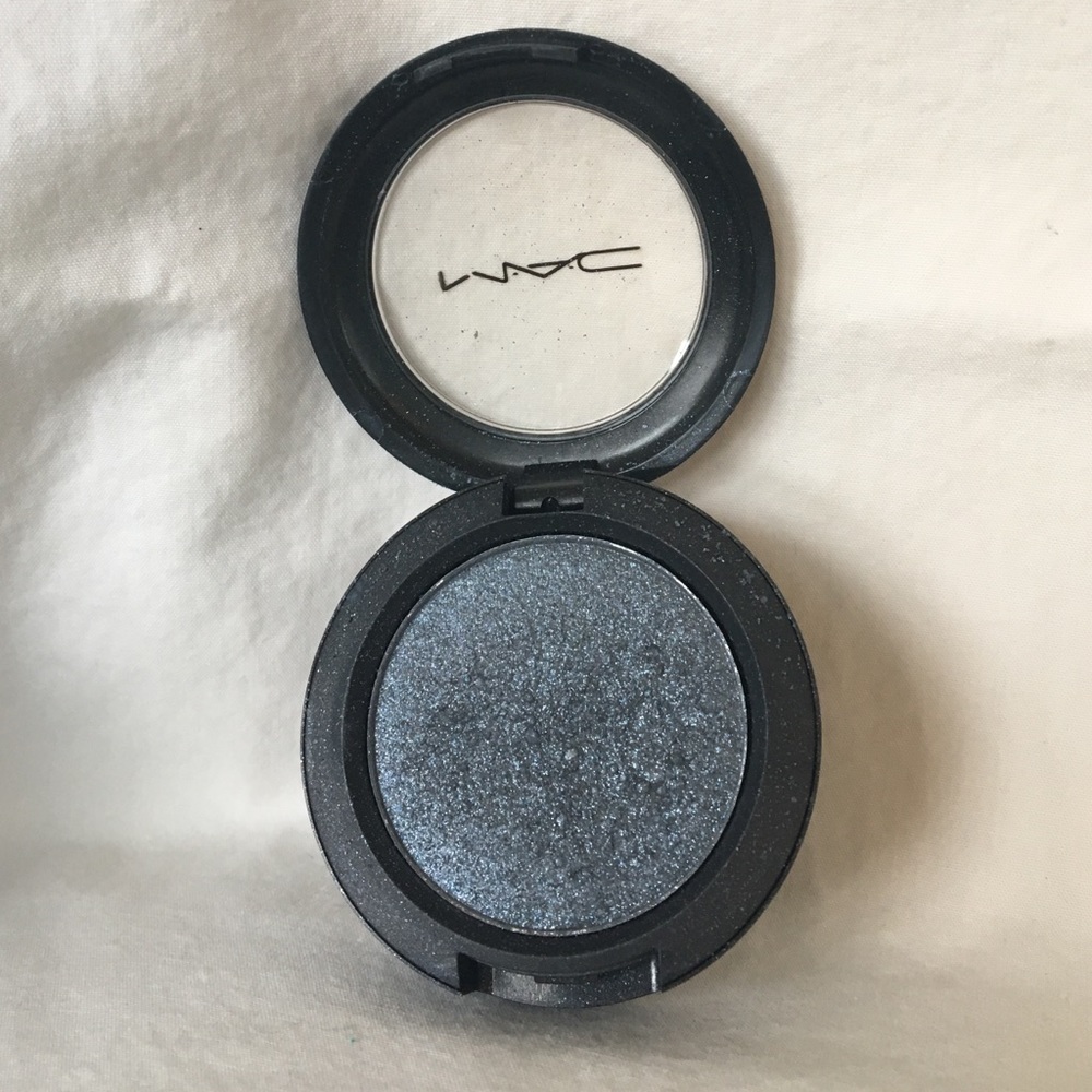 MAC pressed pigment in smokey