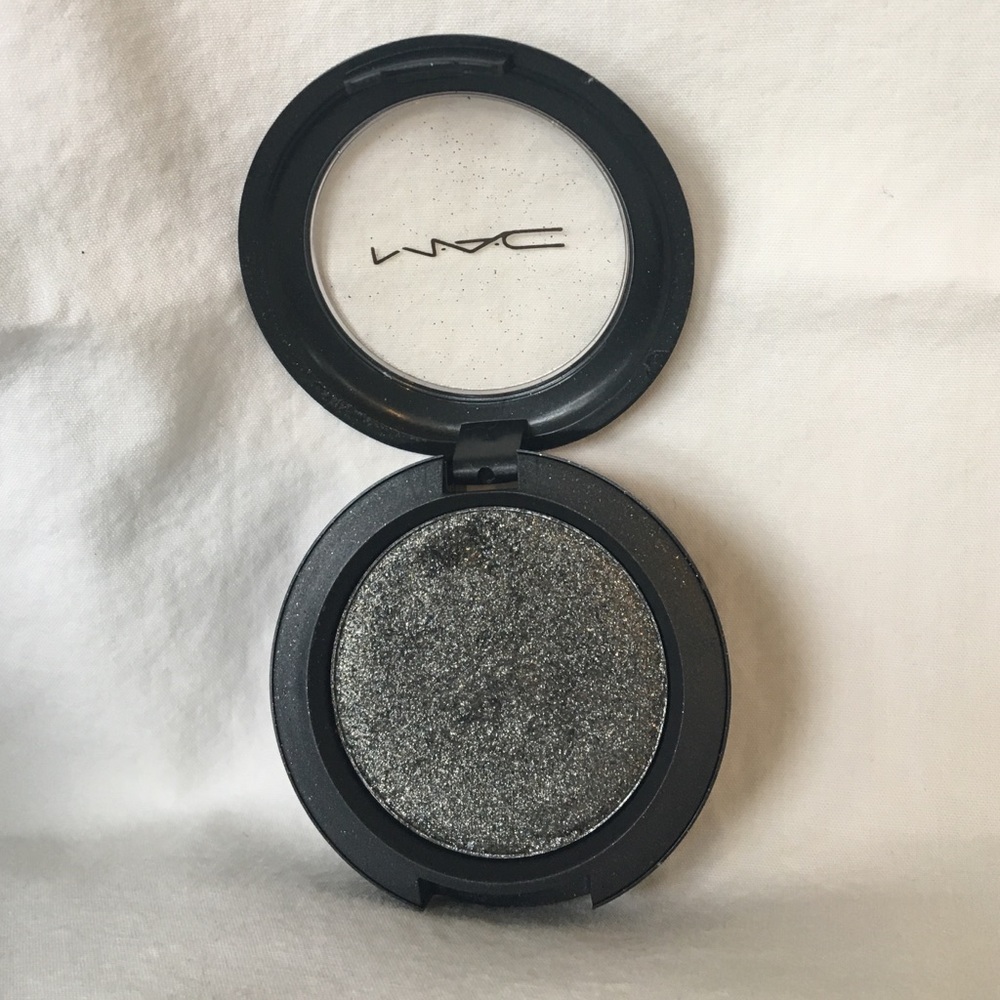 Large MAC pressed pigment in Jet Couture