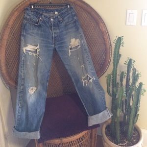Distressed Levi's boyfriend jean