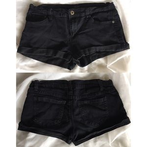 🍑 Black denim shorts