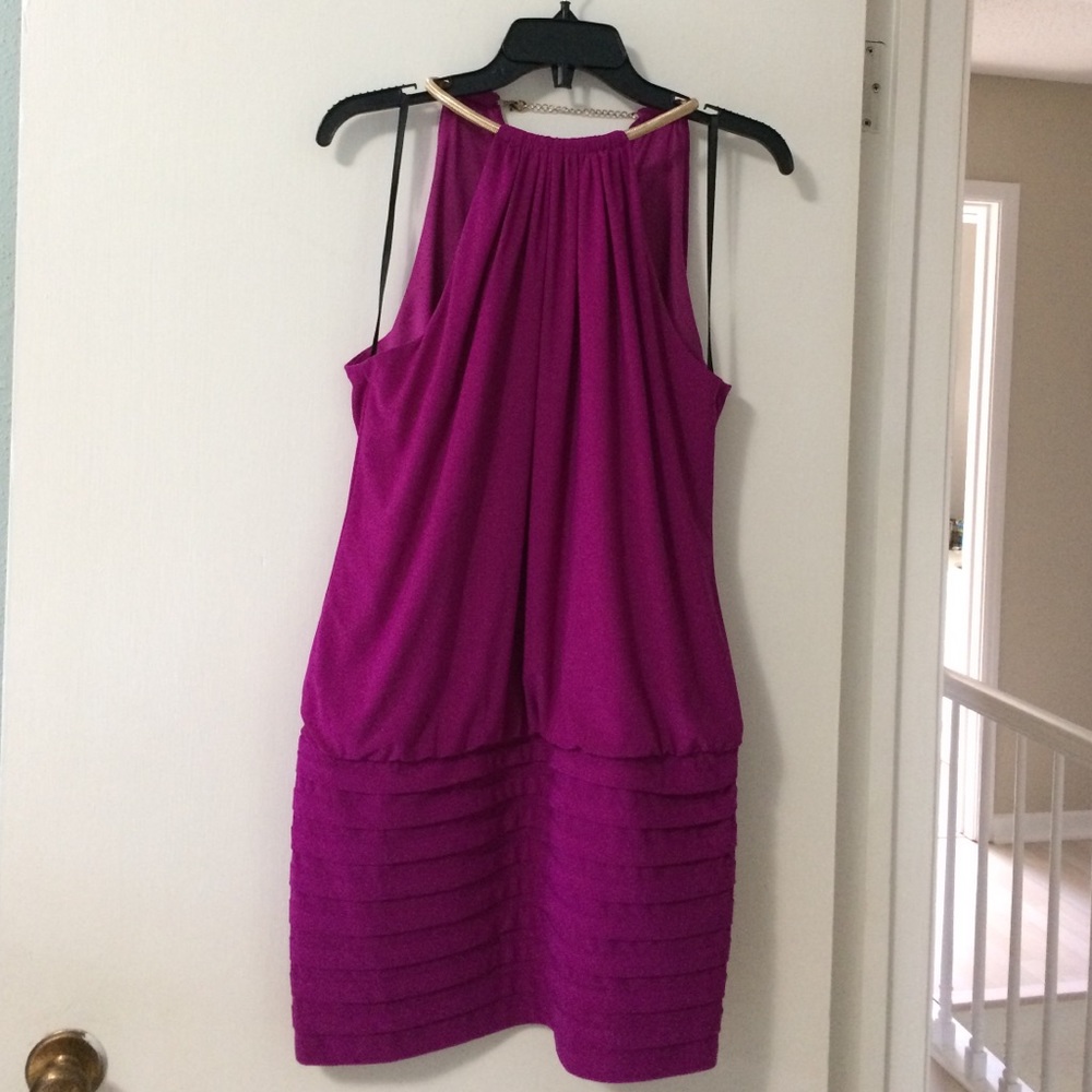 Magenta mini w gold collar.
