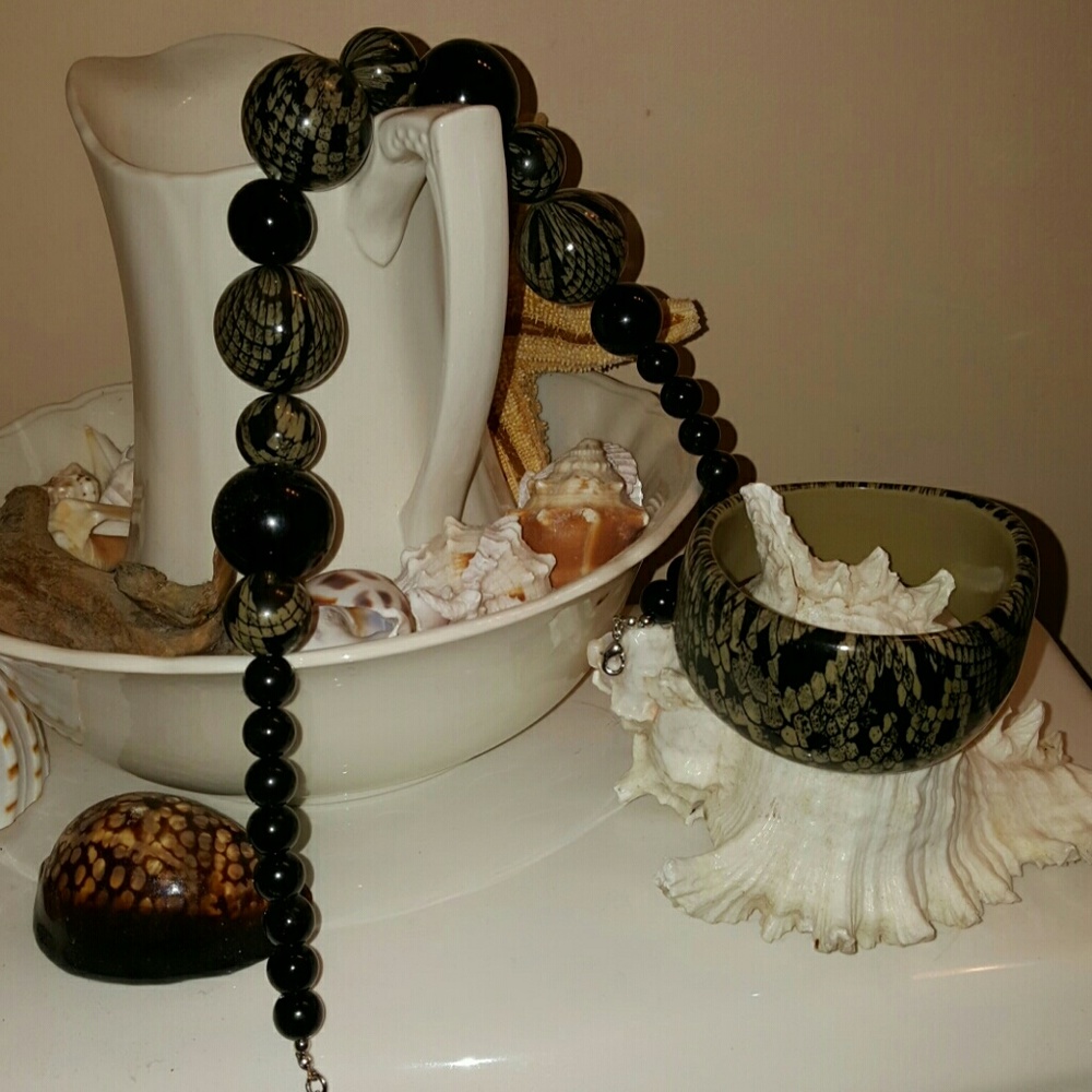 Beautiful reptile necklace and bangles set