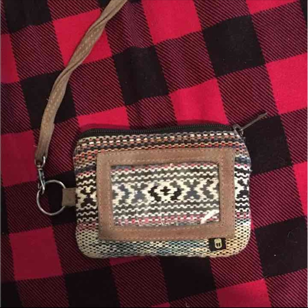 Buckle wristlet
