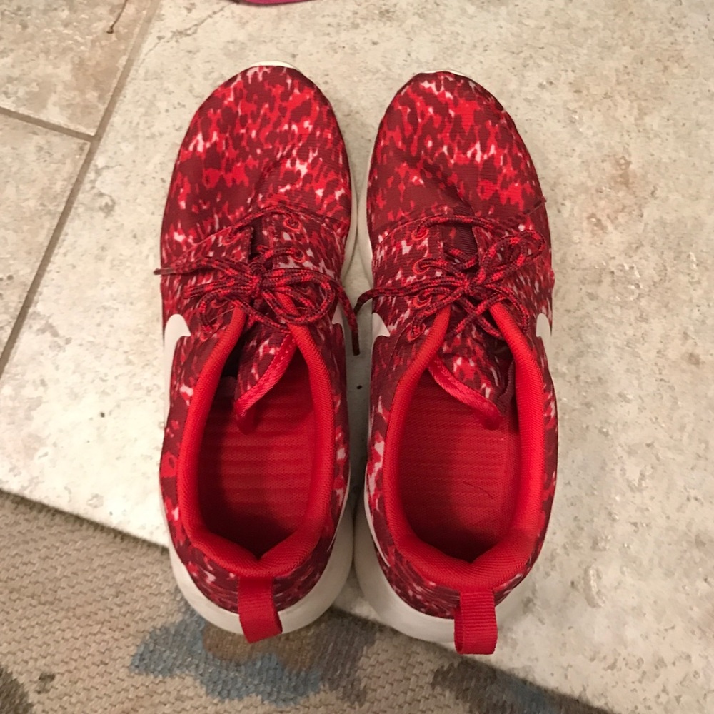 red nike roshe