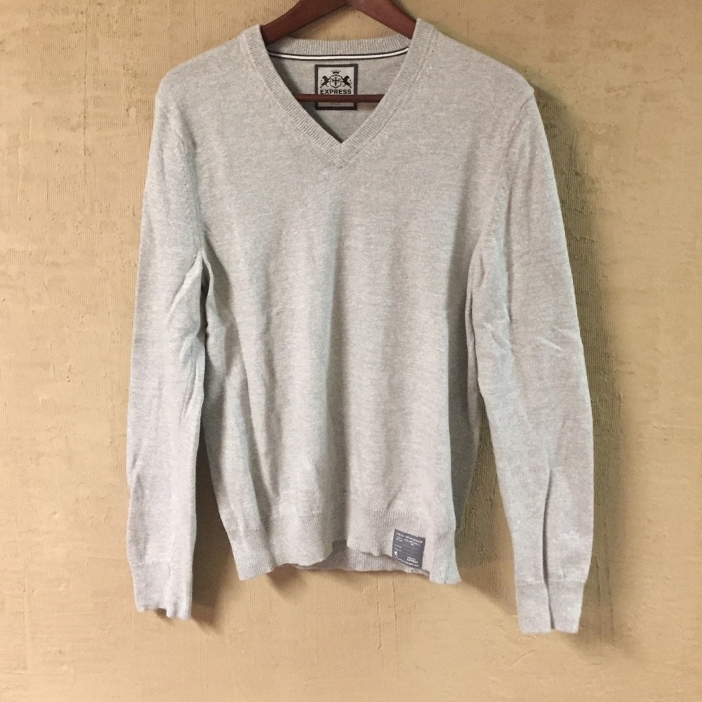 Men's Sz S v neck sweater. Non smoking home