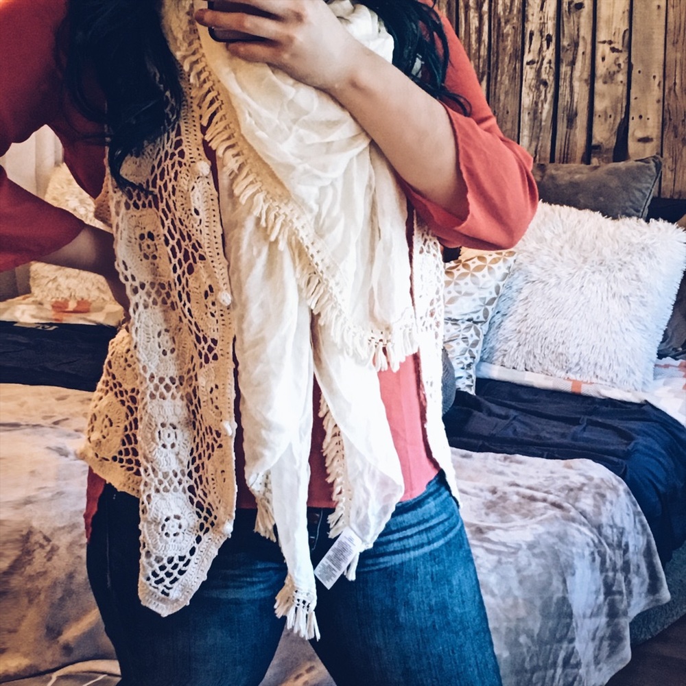 ⚡️FLASH SALE⚡️ Cream Crochet Vest - Picture 2 of 2