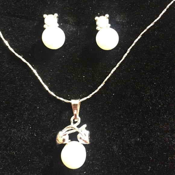 Necklace and earrings - Picture 1 of 4