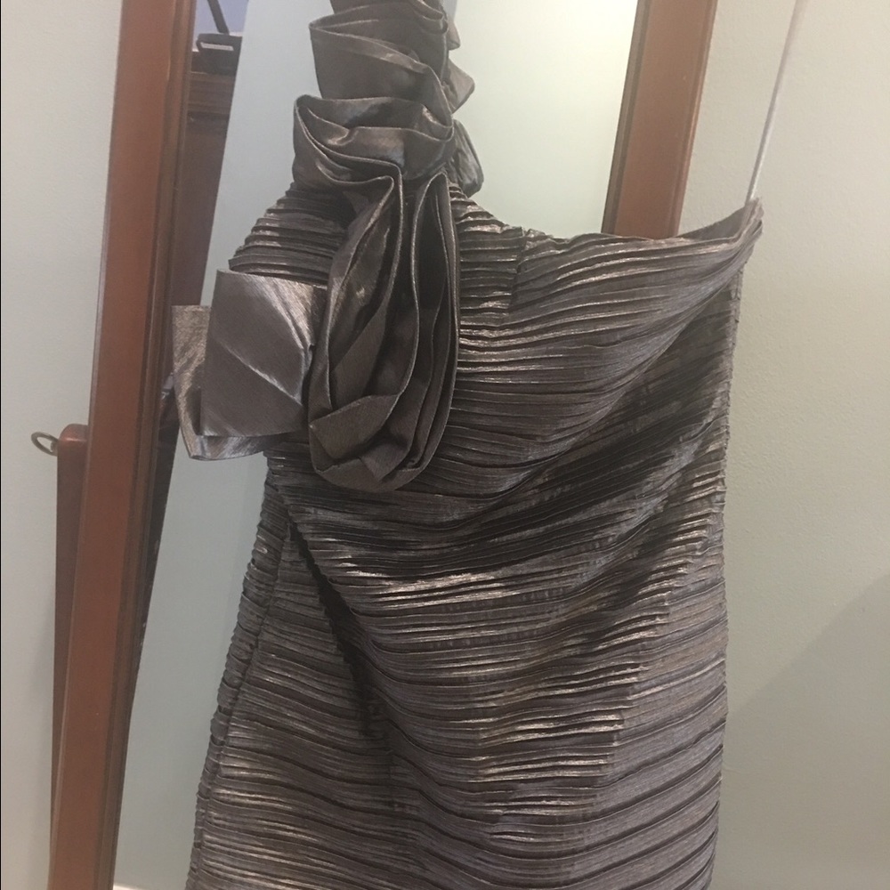 One shoulder Ruched - Picture 2 of 4