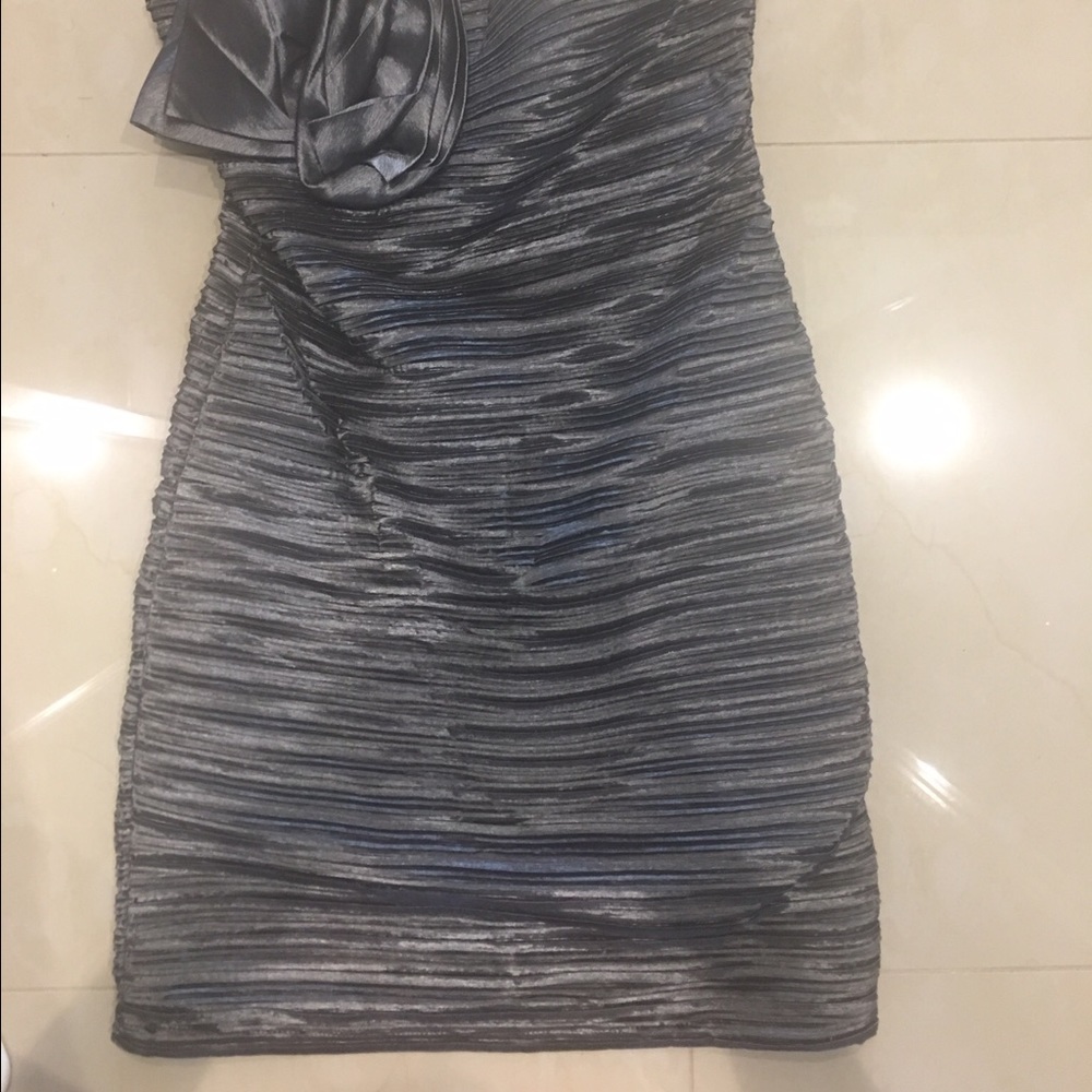 One shoulder Ruched - Picture 4 of 4
