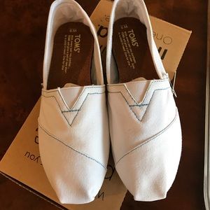 Toms Classic White Canvas shoes. Never worn.