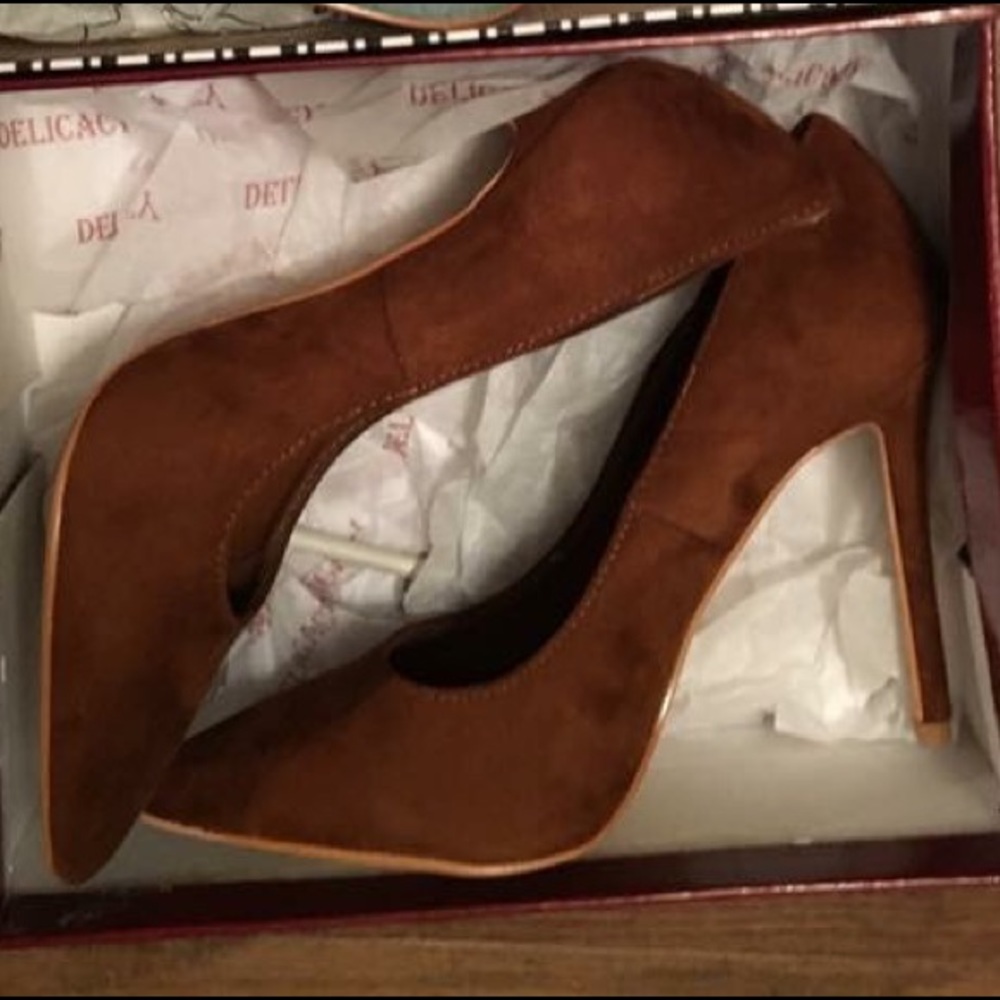 Brown Pumps 8 1/2 but fit like a 9, too big for me