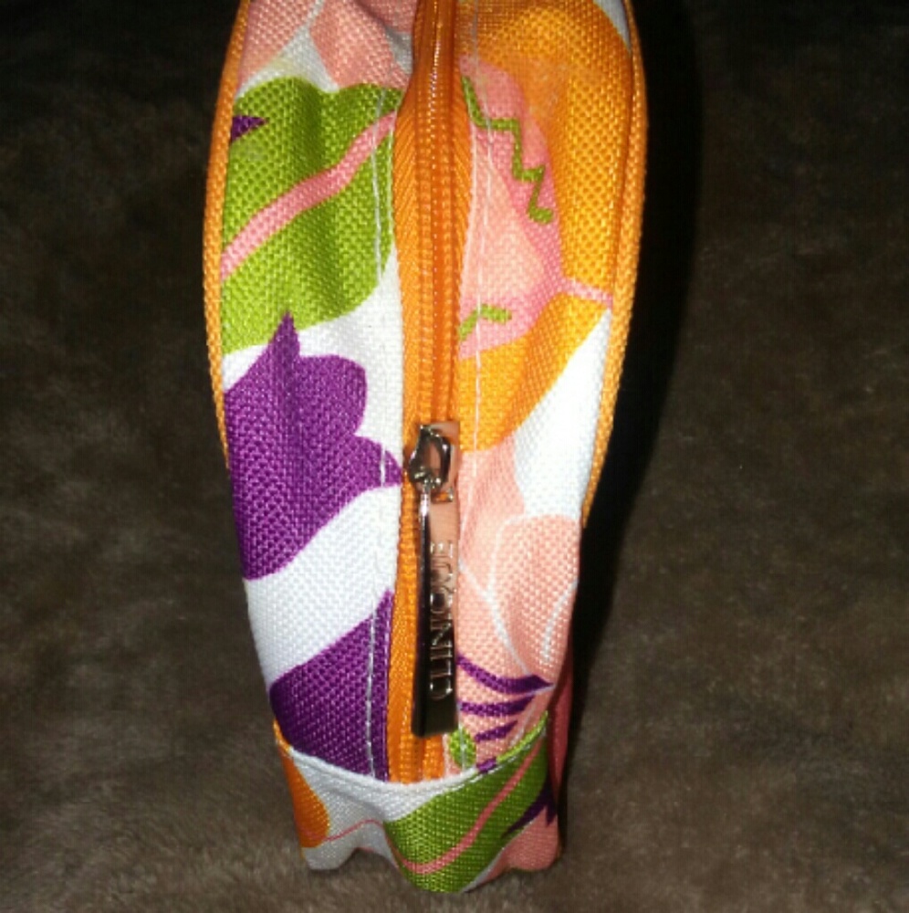 Clinique Cosmetic Travel Case - Picture 3 of 4