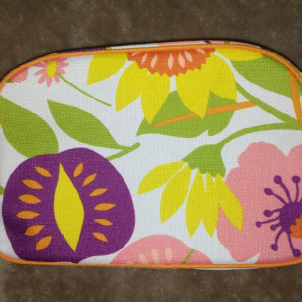 Clinique Cosmetic Travel Case - Picture 4 of 4