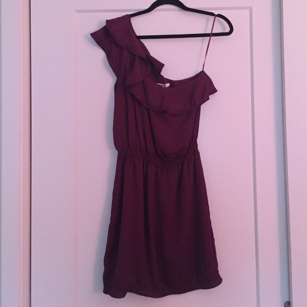 One-shoulder Purple flowy dress