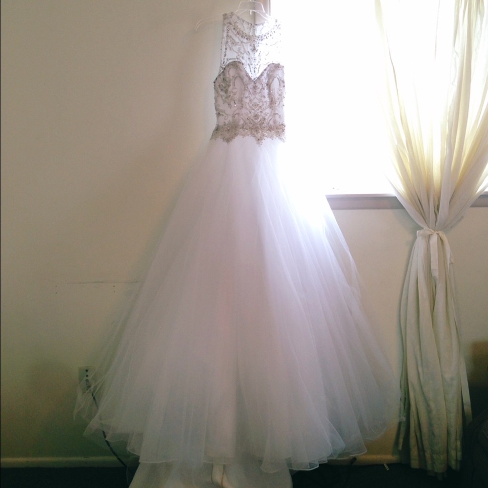 Additional pictures of the wedding dress