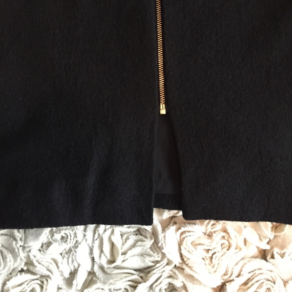 ๐SALE! NWOT. Skirt. Front Exposed Gold Zipper. - Picture 3 of 4