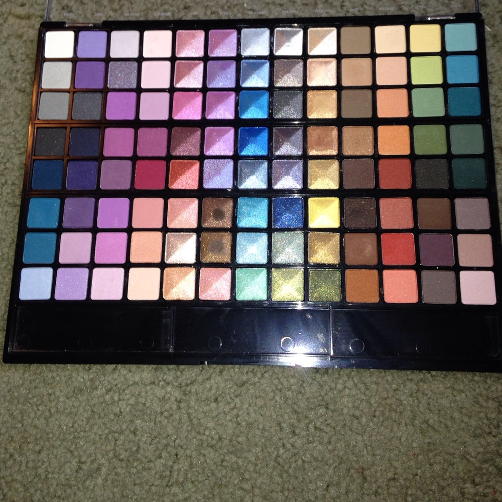104 pallet eyeshadow.