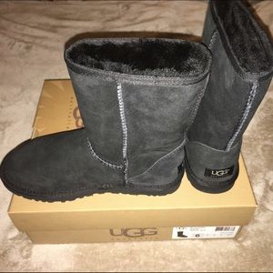 BLACK UGGS