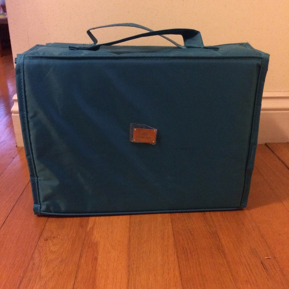 JM New York Better Beauty Case