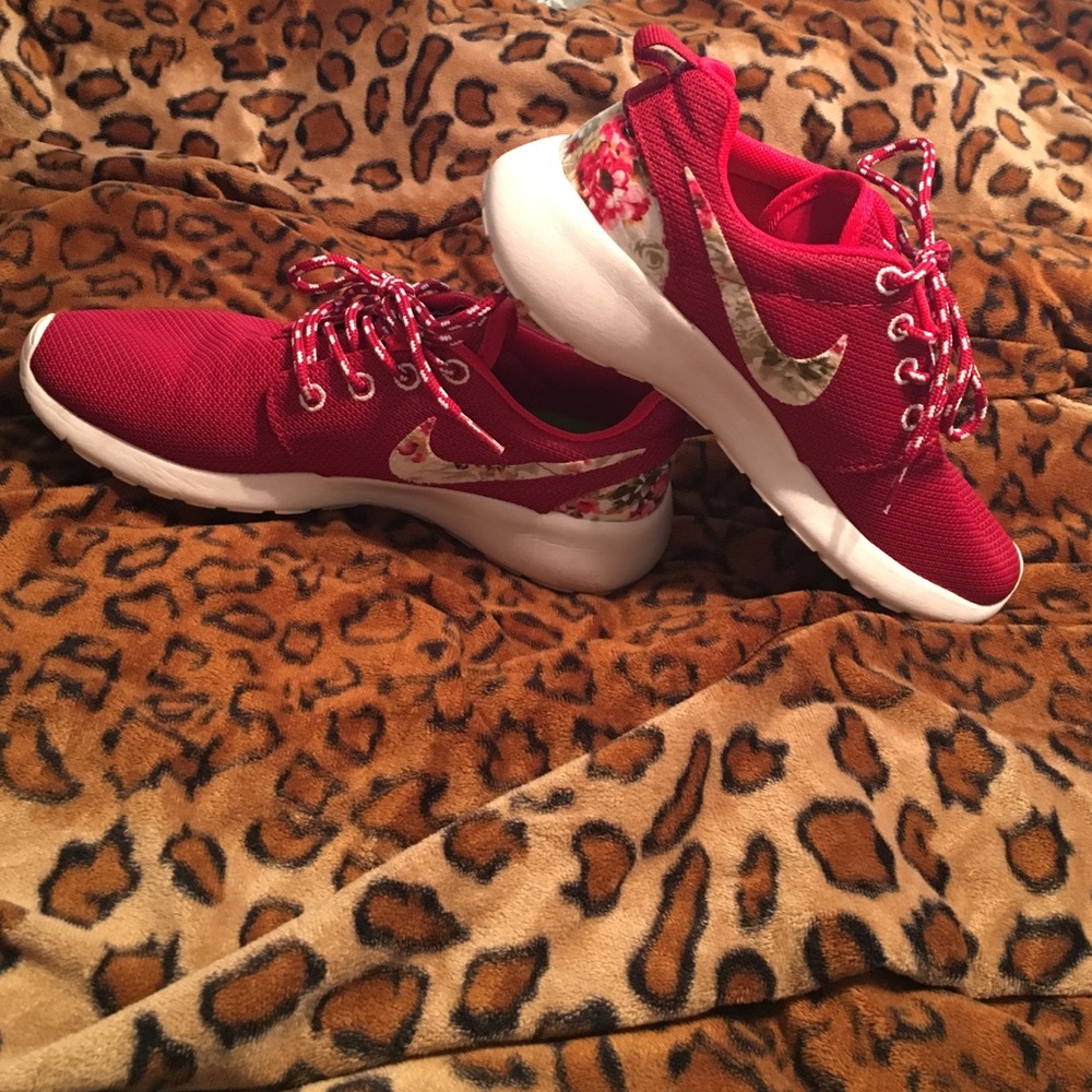 Nike floral Roshes