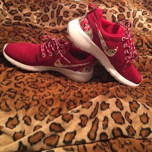Nike floral Roshes