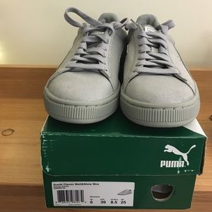 NEW WITH BOX Puma suede classic matte & shine