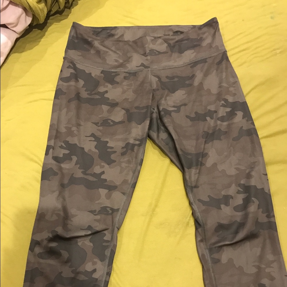 Lululemon Wunder Under Camo capris