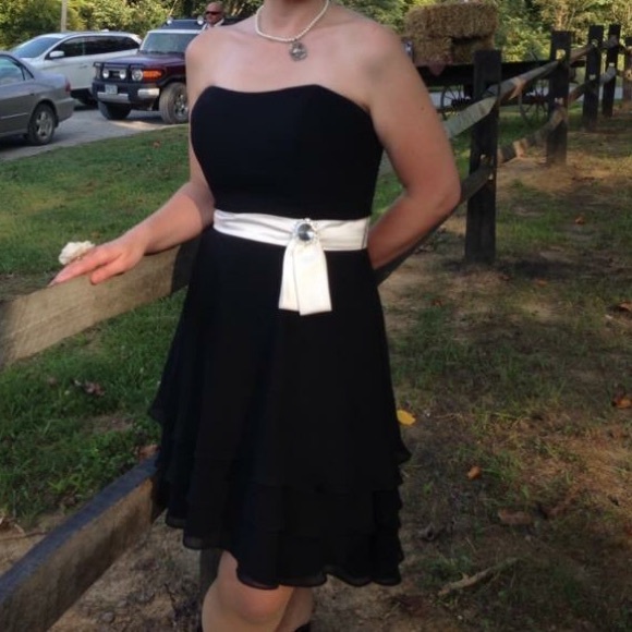 Cocktail dress (size 10) fits like 6/8 - Picture 2 of 3