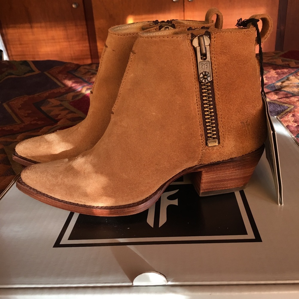 Frye Sacha Shortie 6.5 Tan Suede EUC