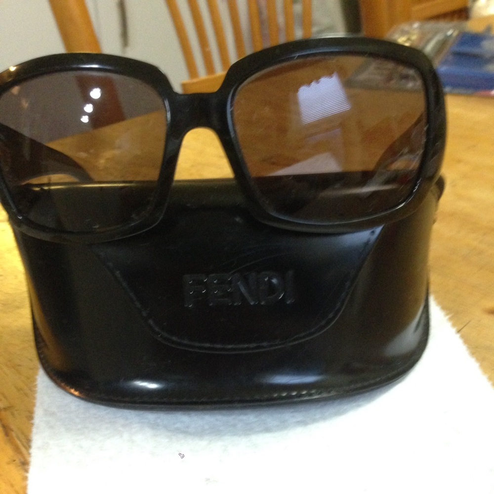 Fendi sunglasses with case,💯% authentic