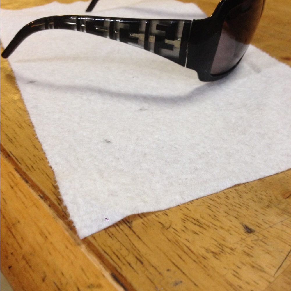 Fendi sunglasses with case,💯% authentic - Picture 3 of 4