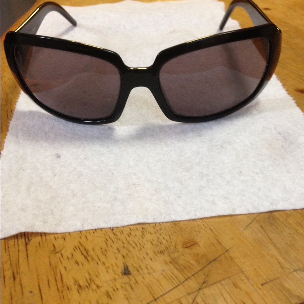 Fendi sunglasses with case,💯% authentic - Picture 4 of 4