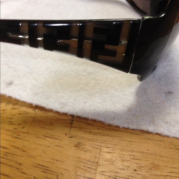 Fendi sunglasses with case,💯% authentic - Picture 2 of 4