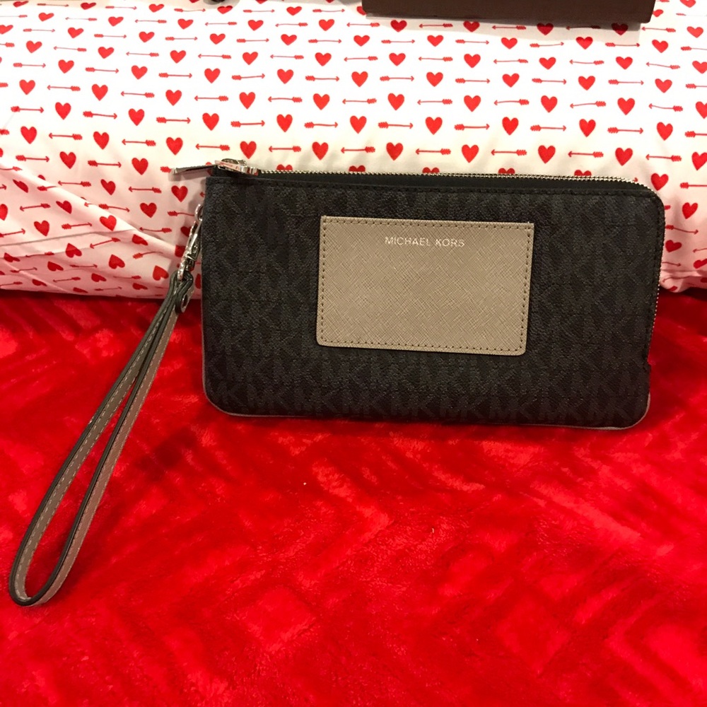 Michael kors pouch