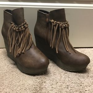 Sbicca Zepp size 9 fringe wedge booties