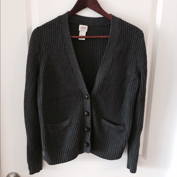 🚫SOLD🚫 Vintage Style Cardigan - Picture 2 of 3