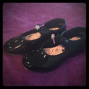 Tap shoes with taps