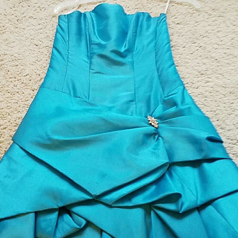 Cute teal dress.