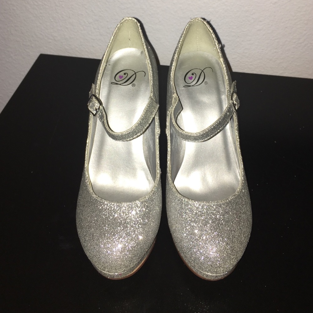 Silver sparkly pumps
