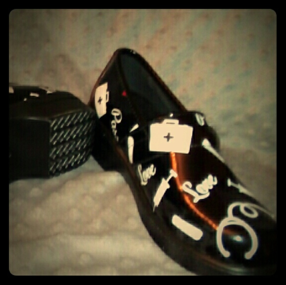 Favul nurse shoes size 6. So cute!