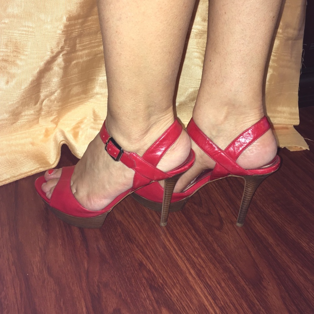 Gorgeous red platform - Picture 3 of 4