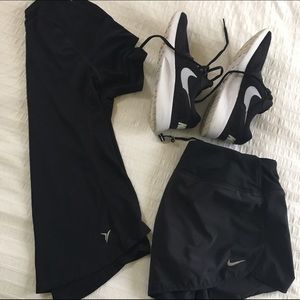 Old Navy Active Black Fitted Top - XS