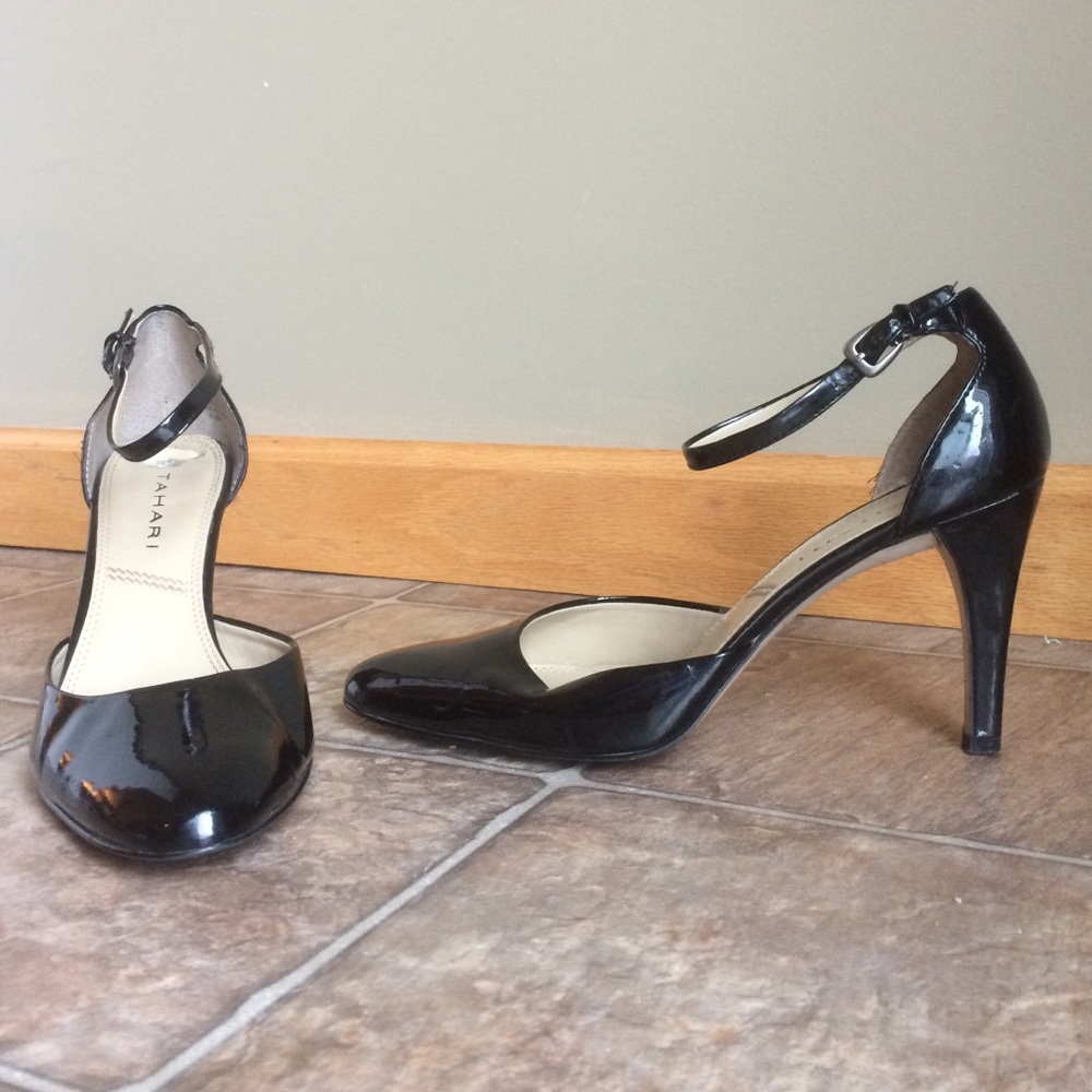 Tahari high heeled shoes