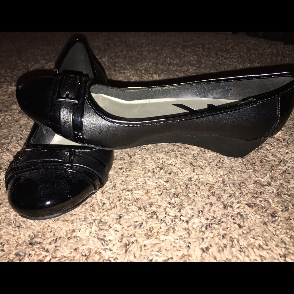 NWT, Anne Klein patent buckle wedges. Sz 10.