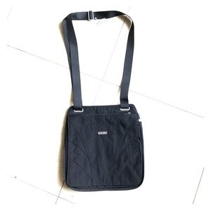 NWT Baggallini messenger with many pockets