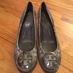 Tory Burch 1.5 inch snake print wedge ✌🏾❤️👠