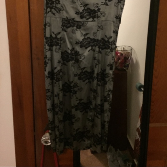 Gray dress with black roses - Picture 2 of 2