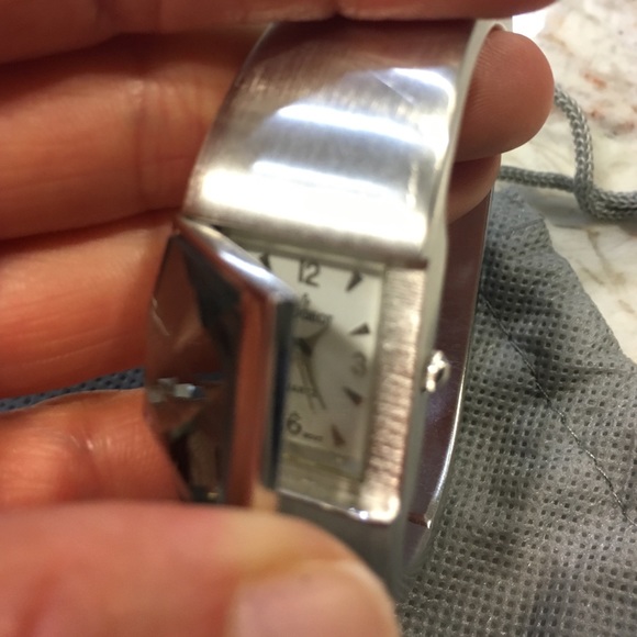 Women's Peugeot watch with gemstone cover - Picture 4 of 4