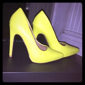 Pointed toe, high heeled shoes