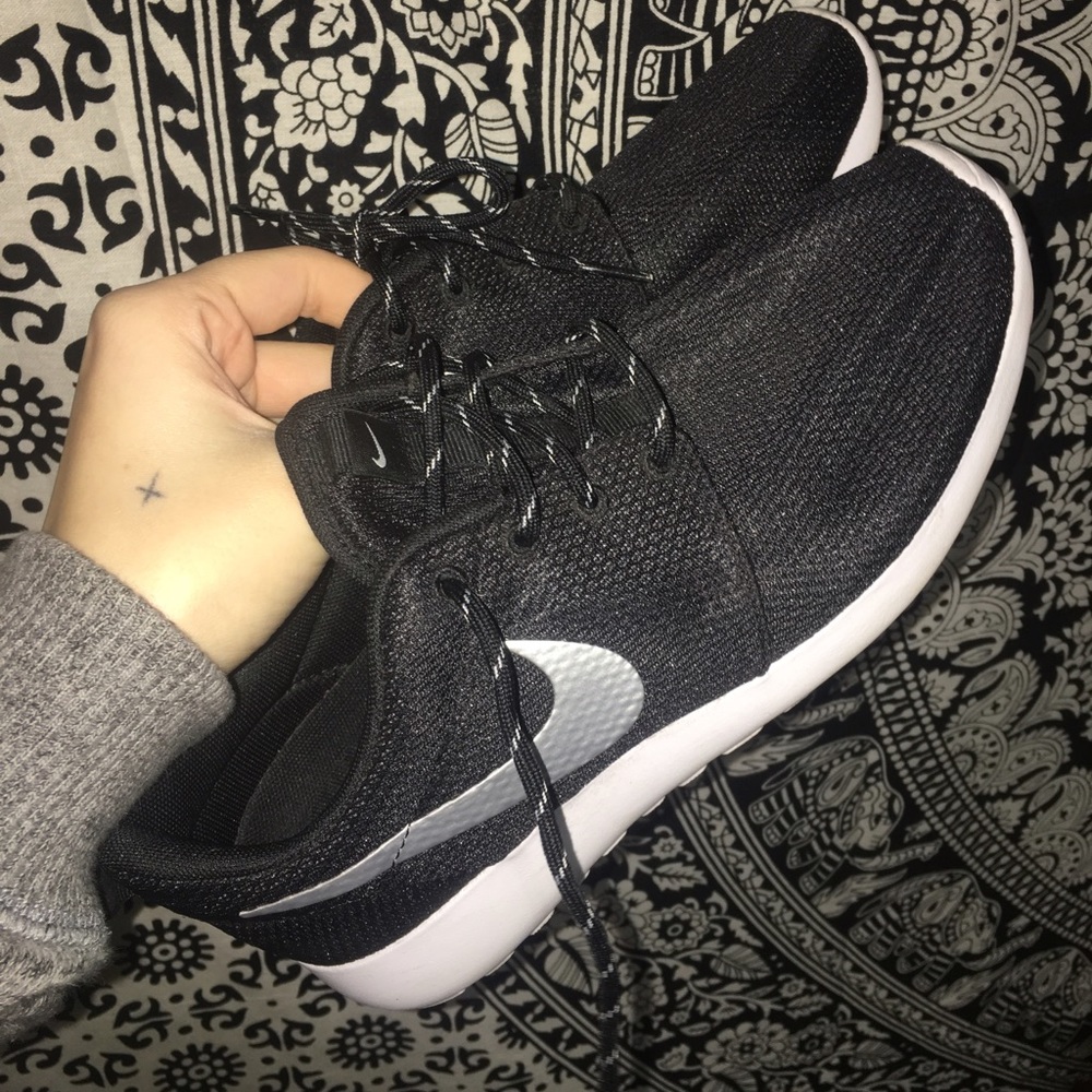 Black Nike Roshe